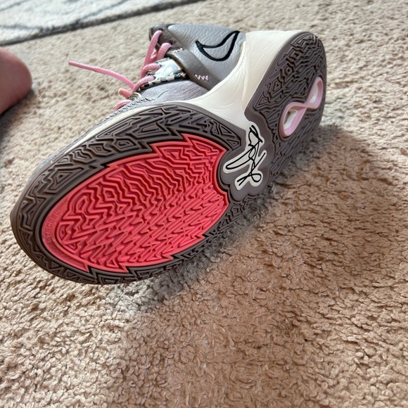 Basketball shoes. Nike Kyrie infinity Size 6.5 men’s and 8 women’s. - Picture 4 of 6